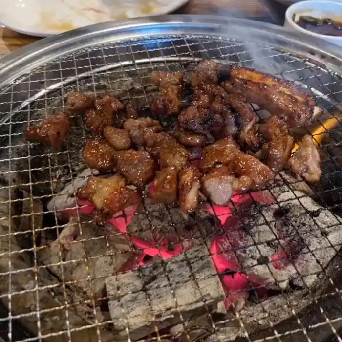 숯불 위에서 지글지글 익어가는 돼지갈비