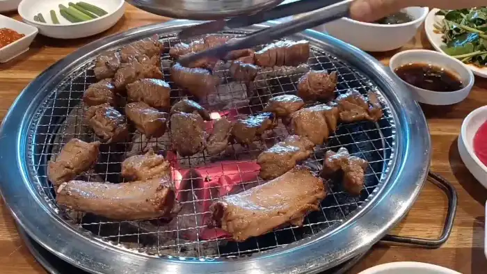 갈비 집게로 집어 올리는 모습