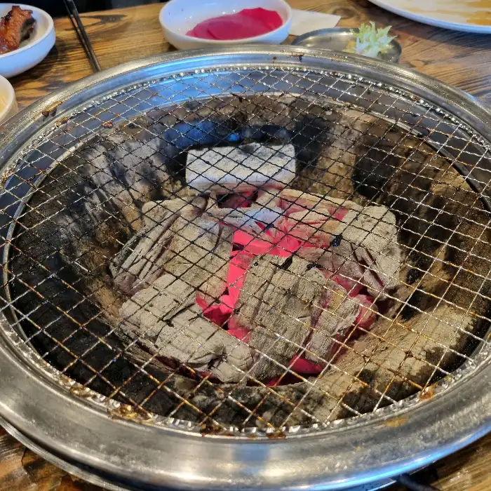 숯불이 담긴 불판