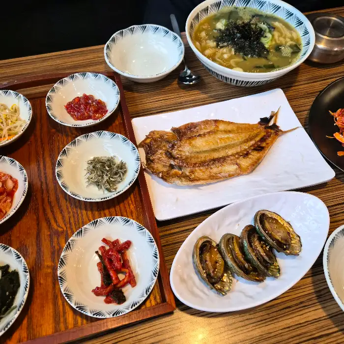 구운 옥돔과 곁들임 반찬