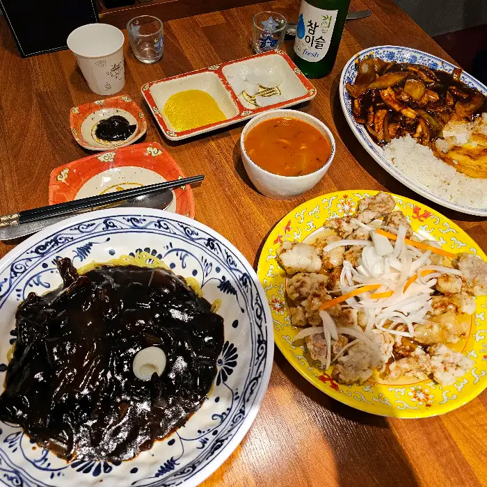 푸짐하게 차려진 보배반점 식사 테이블