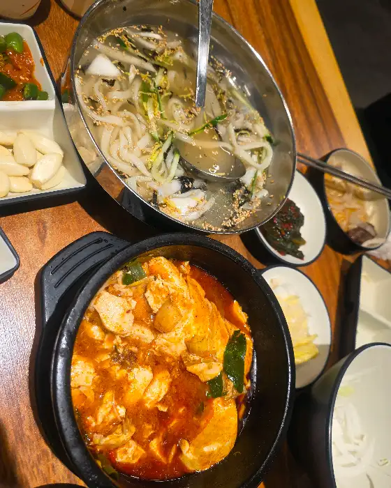 맑은 국물의 칼국수와 붉은 순두부찌개