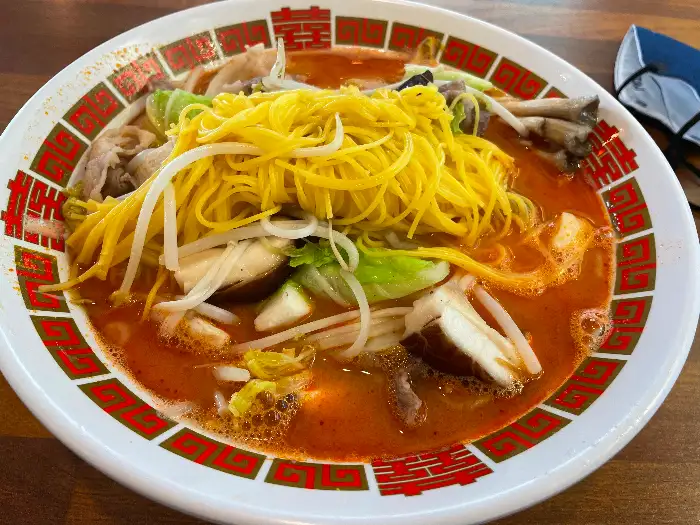 매콤한 국물에 면, 채소, 고기가 푸짐하게 담긴 라면