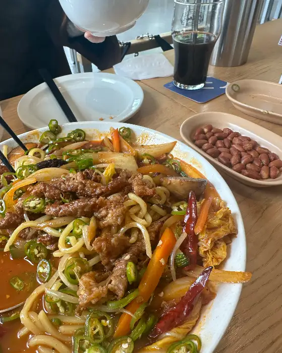 푸짐한 중식 볶음 요리