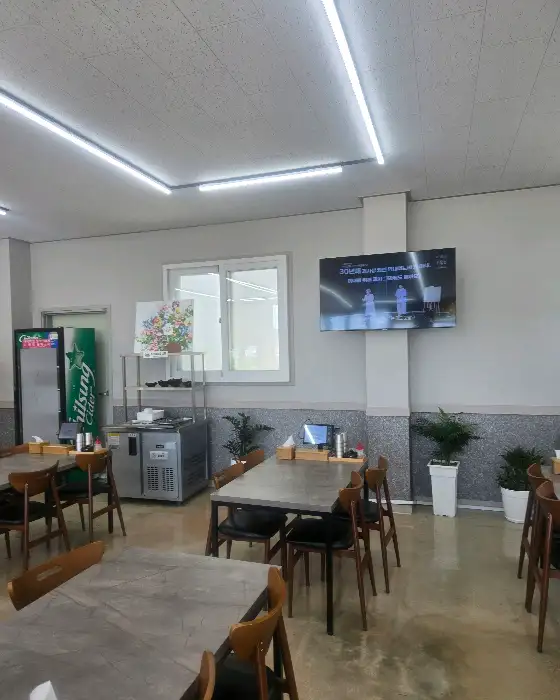 넓고 쾌적한 식당 내부 모습