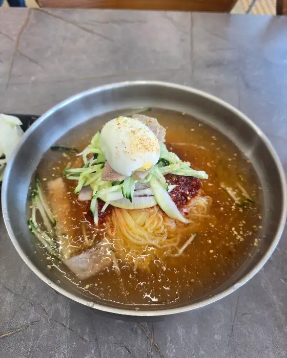 먹음직스러운 밀면 한 그릇