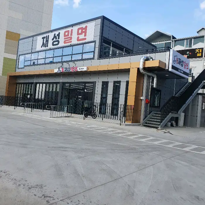 주차 공간이 넓은 건물 외관