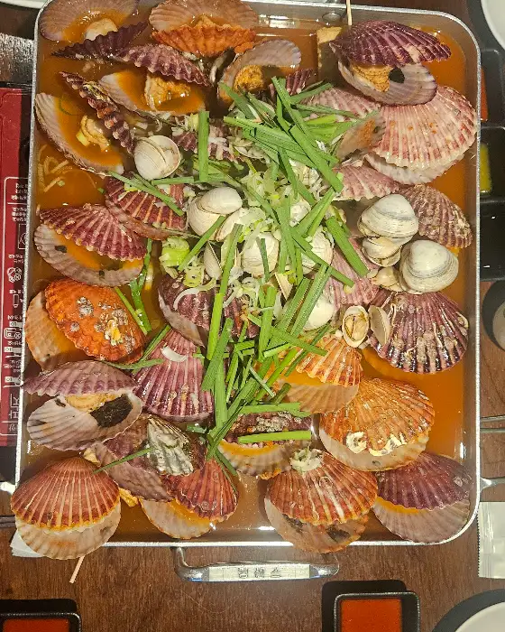 다양한 조개와 가리비로 가득 찬 전골