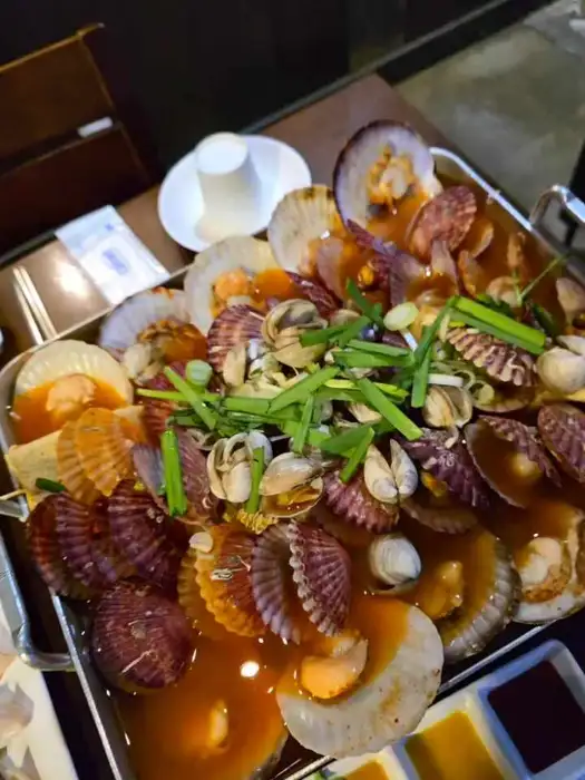 김치와 함께 놓인 가리비전골
