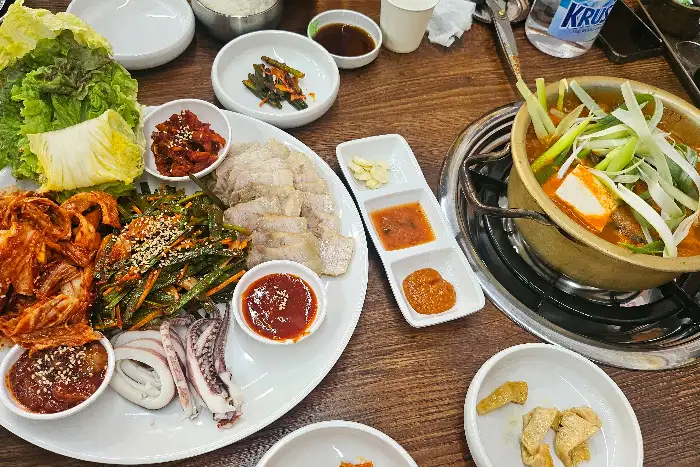 동태탕과 보쌈, 오징어까지 푸짐한 세트 메뉴