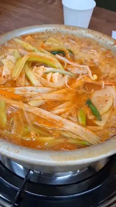 따뜻하게 끓고 있는 동태탕 클로즈업