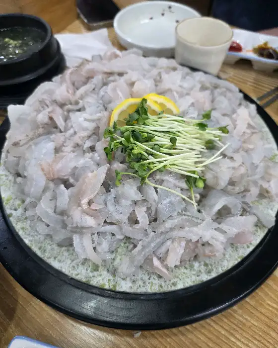 신선한 광어와 우럭 회