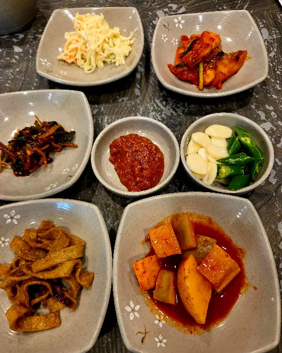 정갈하게 차려진 밑반찬들