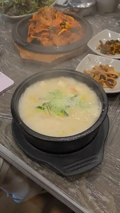 김이 모락모락 나는 황태해장국