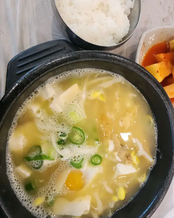 푸짐하게 담긴 황태해장국