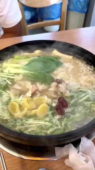 닭한마리 전골 속의 부드러운 닭고기와 쫄깃한 스지