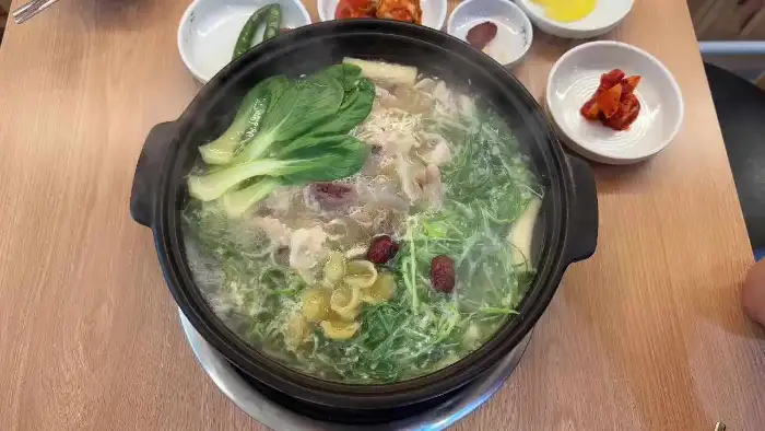 김이 모락모락 나는 닭한마리 전골의 클로즈업 샷