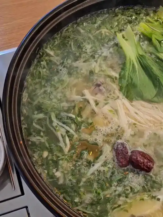 닭한마리 전골 안의 당면과 야채 모습