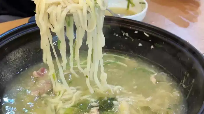 칼국수 사리를 건져 올리는 모습