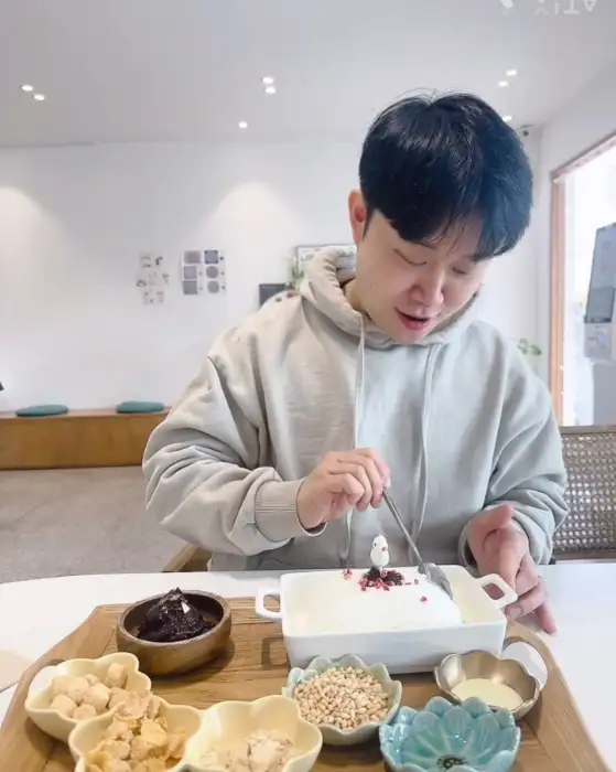 빙수를 즐기는 모습