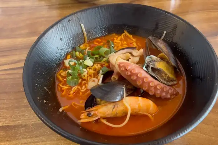 식당 내부 테이블 모습