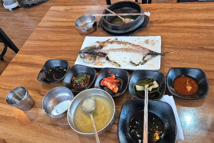 해물라면과 여러 밑반찬