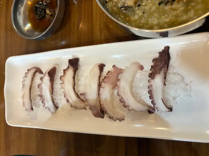 바삭하게 부쳐진 해물파전