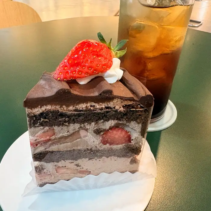 초콜릿 생딸기 케이크 한 조각