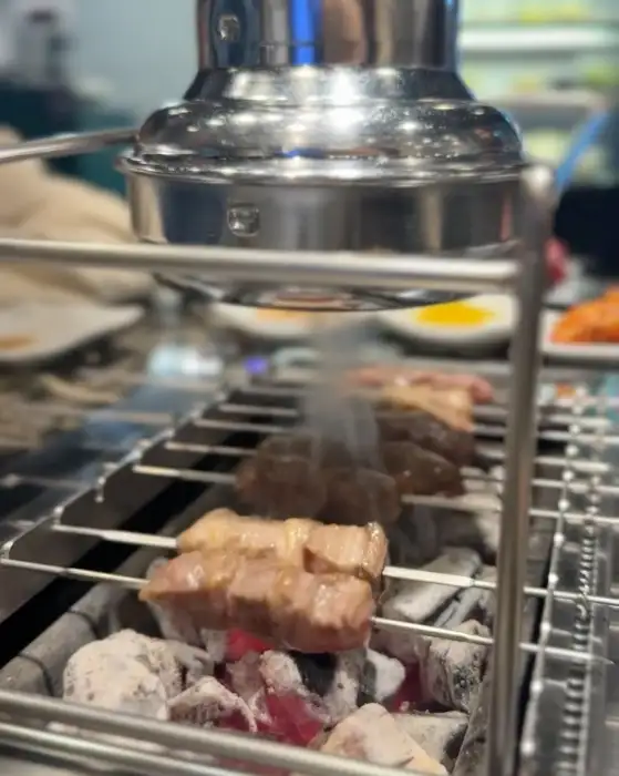 양꼬치가 숯불 위에서 구워지는 모습