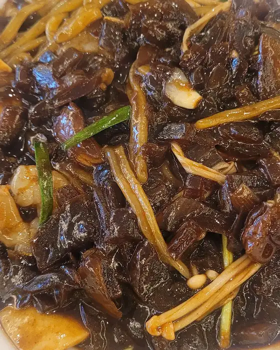 진한 짜장 소스와 면이 어우러진 짜장면