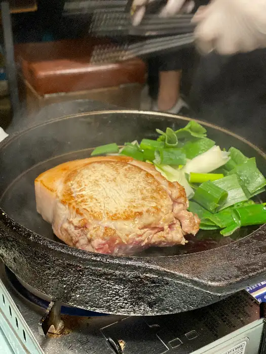 두툼한 고기 한 점이 구워지고 있어요