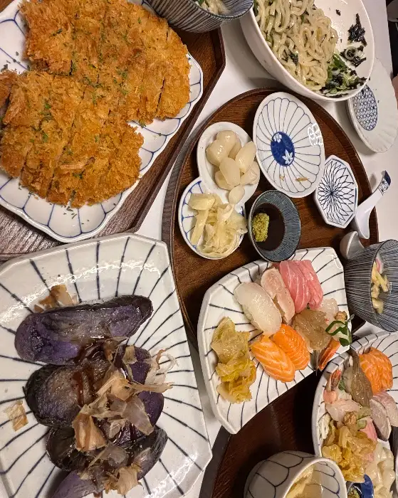다양한 초밥과 튀김, 가지 요리