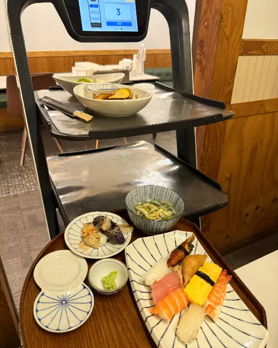 서빙 로봇 위에 놓인 초밥
