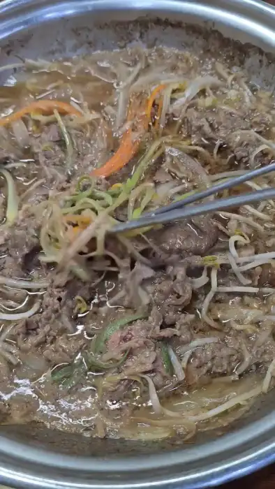 정성스럽게 볶아지고 있는 불고기