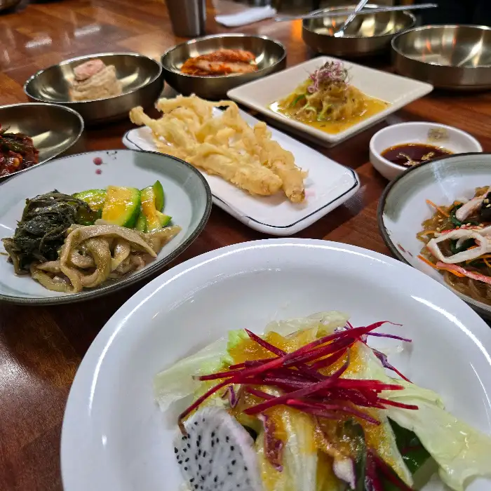 테이블 가득 차려진 정갈한 반찬들