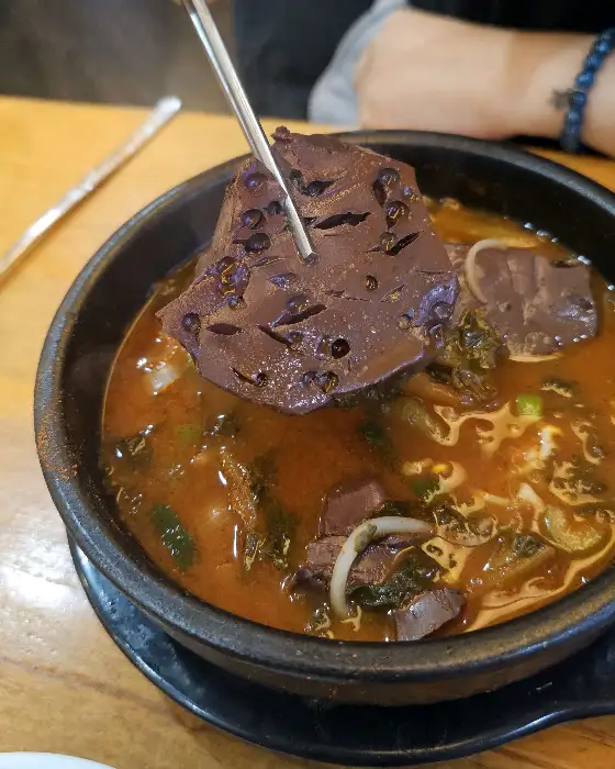젓가락으로 집어 올린 선지의 단면, 촉촉하고 부드러운 질감이 느껴집니다.