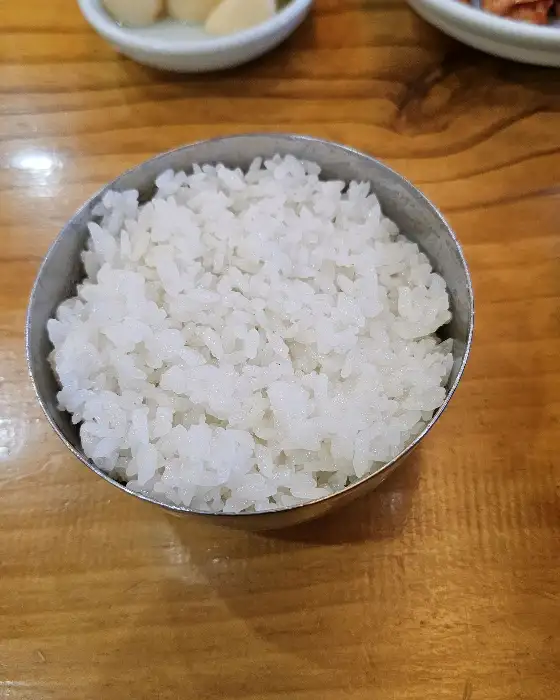 김이 살짝 올라오는 따뜻한 밥 한 공기