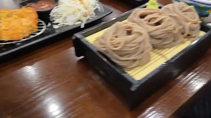 푸짐하게 담겨 나온 소바 면발