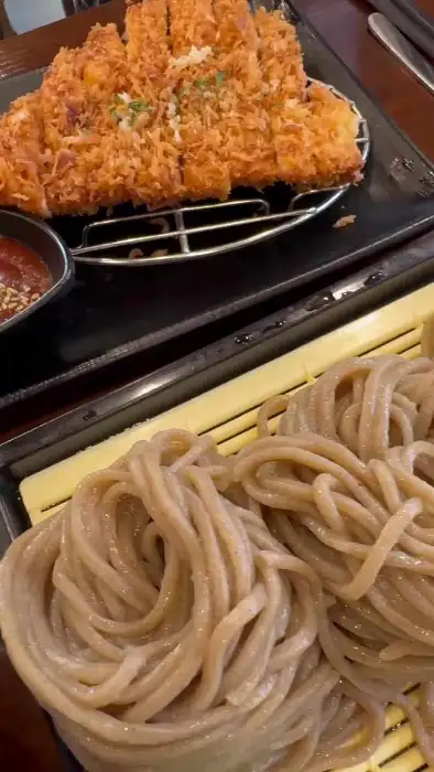 돈까스와 함께 나오는 푸짐한 양의 소바