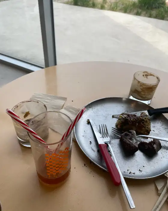 테이블 위에 놓인 음식 접시와 음료 잔