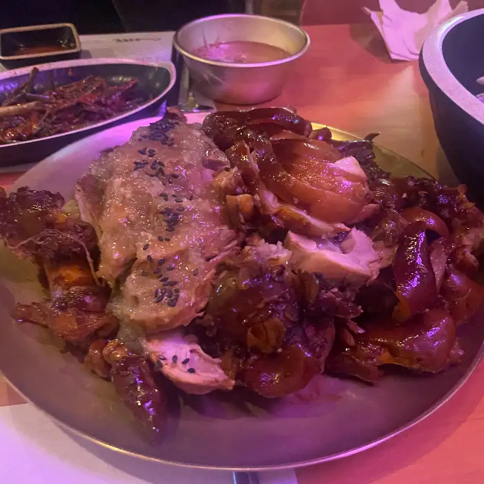 다양한 족발 메뉴가 담긴 접시