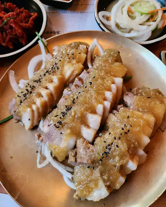마늘 소스가 뿌려진 보쌈