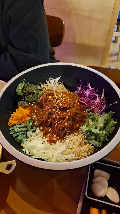 다채로운 채소와 소스가 어우러진 비빔 막국수