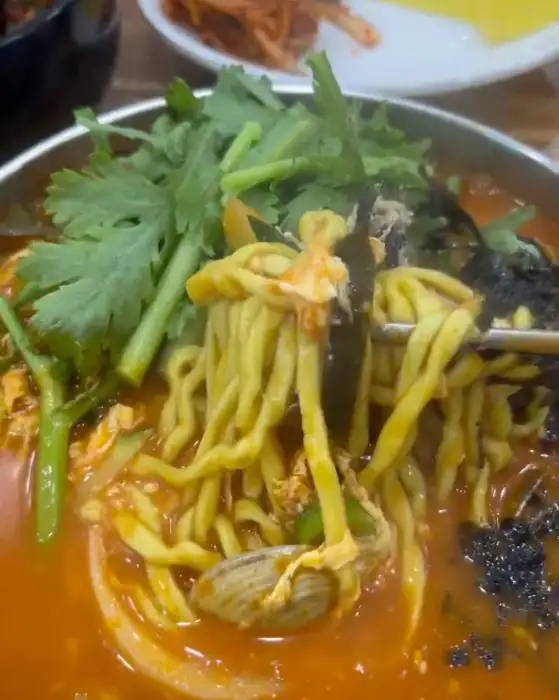얼큰 바지락 칼국수의 쫄깃한 면발