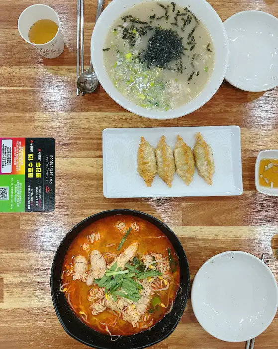다양한 음식이 놓인 테이블 모습
