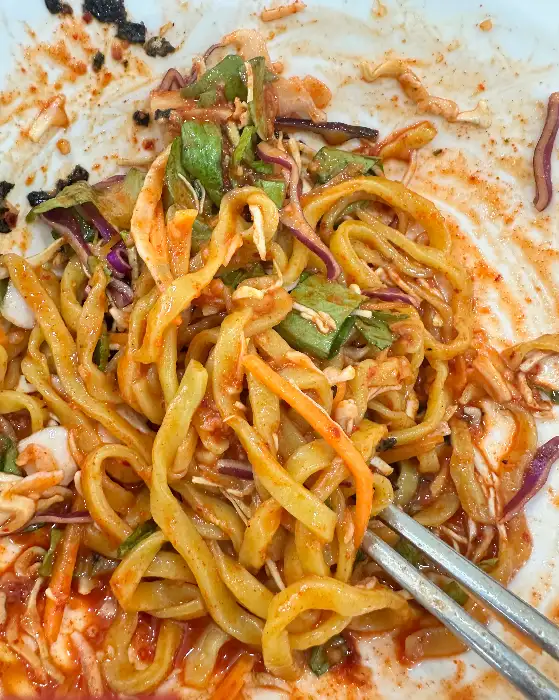 비빔 칼국수의 먹음직스러운 모습