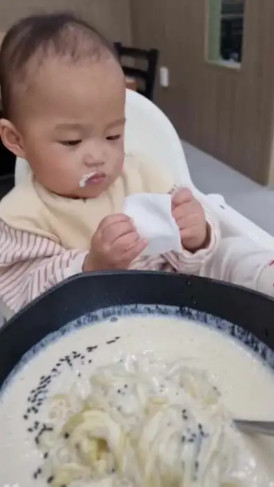 귀여운 아이가 콩국수를 먹는 모습