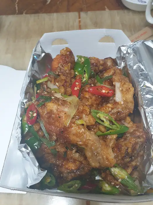잘 버무려진 동래 깐풍치킨의 모습