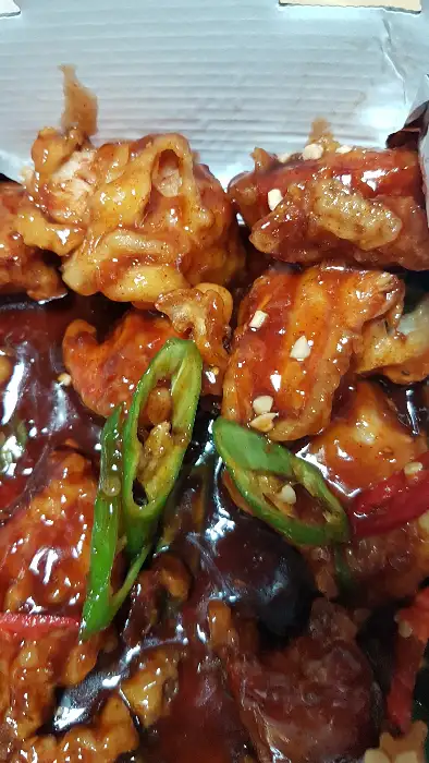 깐풍치킨의 단면과 양념이 묻은 모습