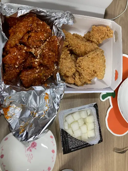 깐풍치킨과 후라이드 치킨이 함께 있는 모습